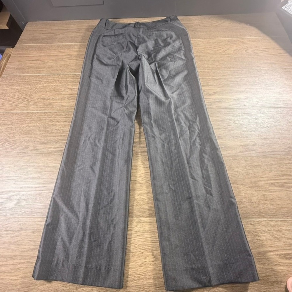 Tahari Women's PinStripe Pantsuit Workwear Gray Sheen Size 8 Office Preppy - Picture 15 of 16